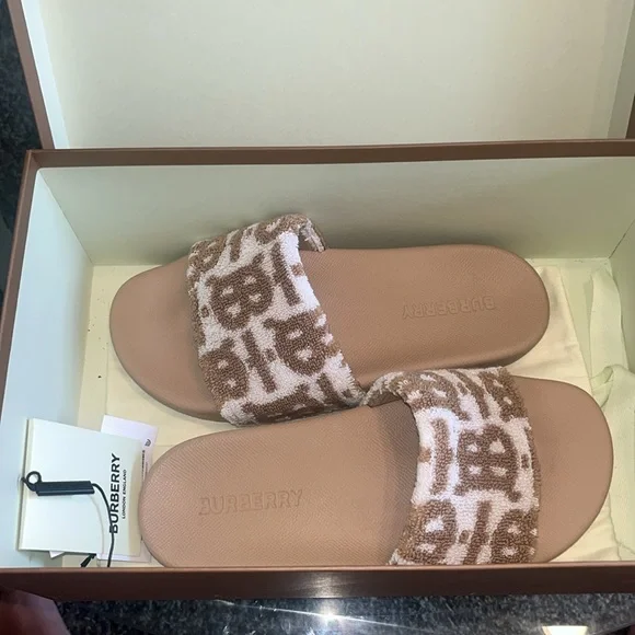 Authentic furley Burberry Slides - Picture 10 of 13